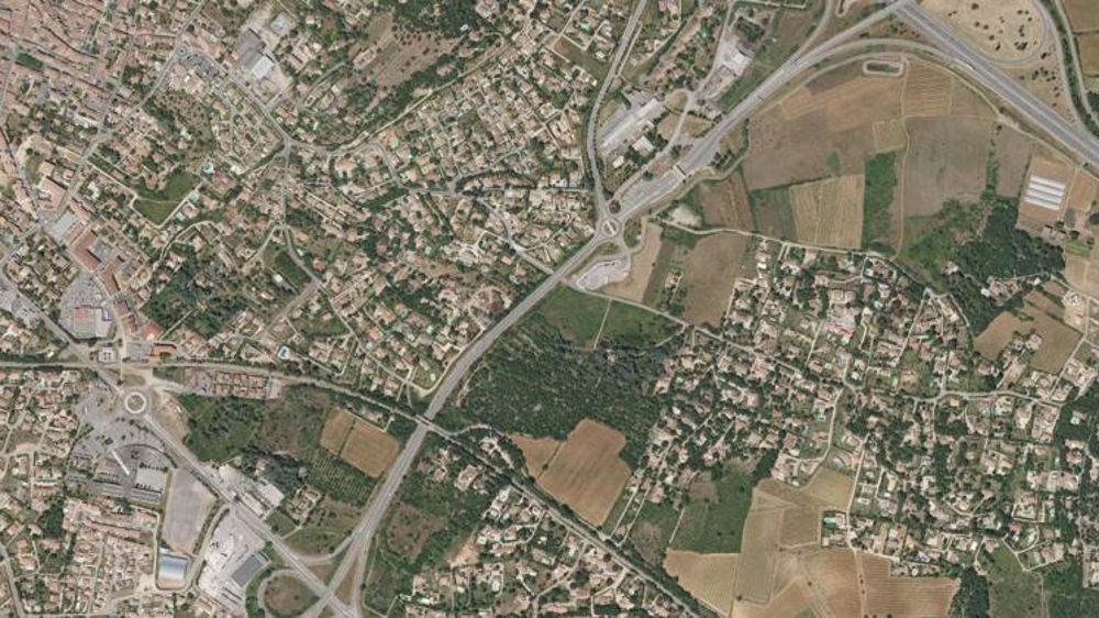 Vue aérienne de Saint-Maximim-la-Sainte-Baume dans le Var. © Geoportail.gouv.fr